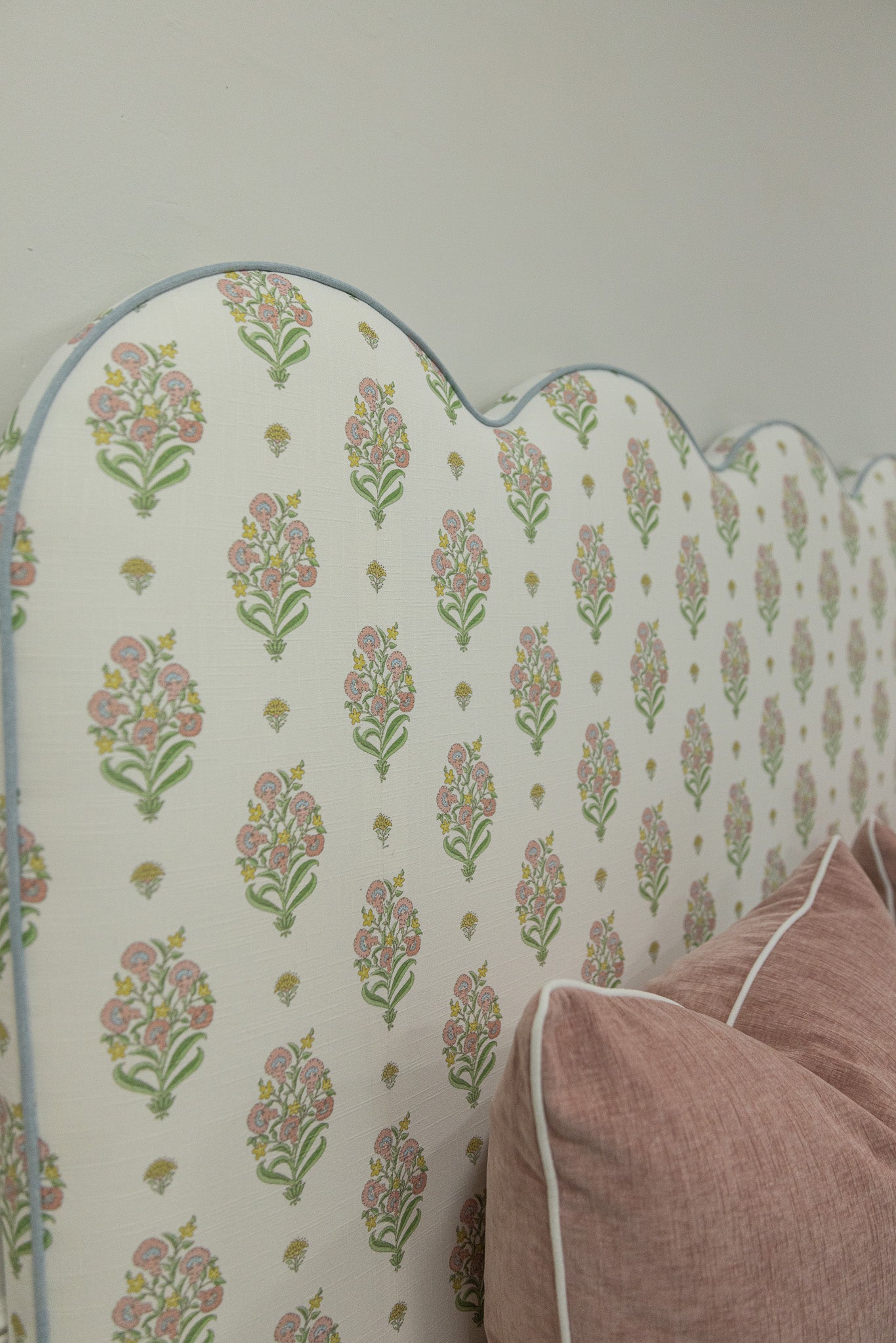 The Waverly Queen Bed - Scalloped Base