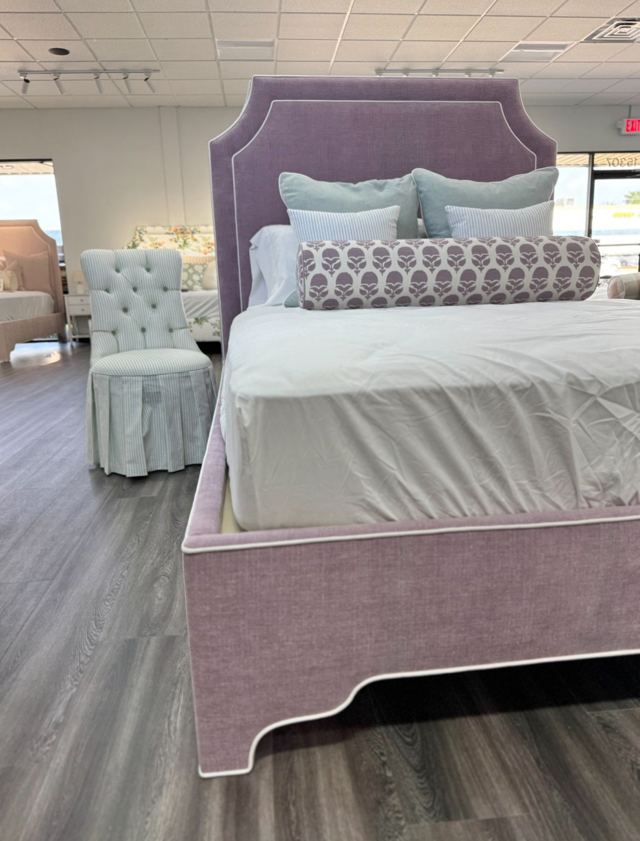 65”H Queen Scalloped Legs Platform Bed. 