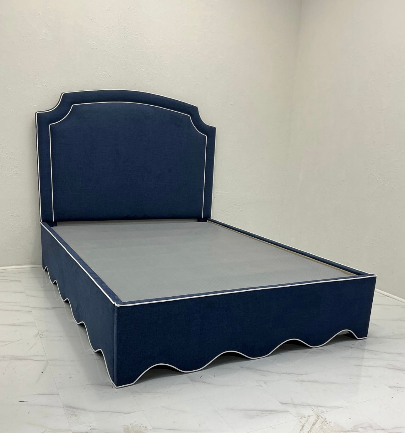 60"H Queen Scalloped Base Platform Bed