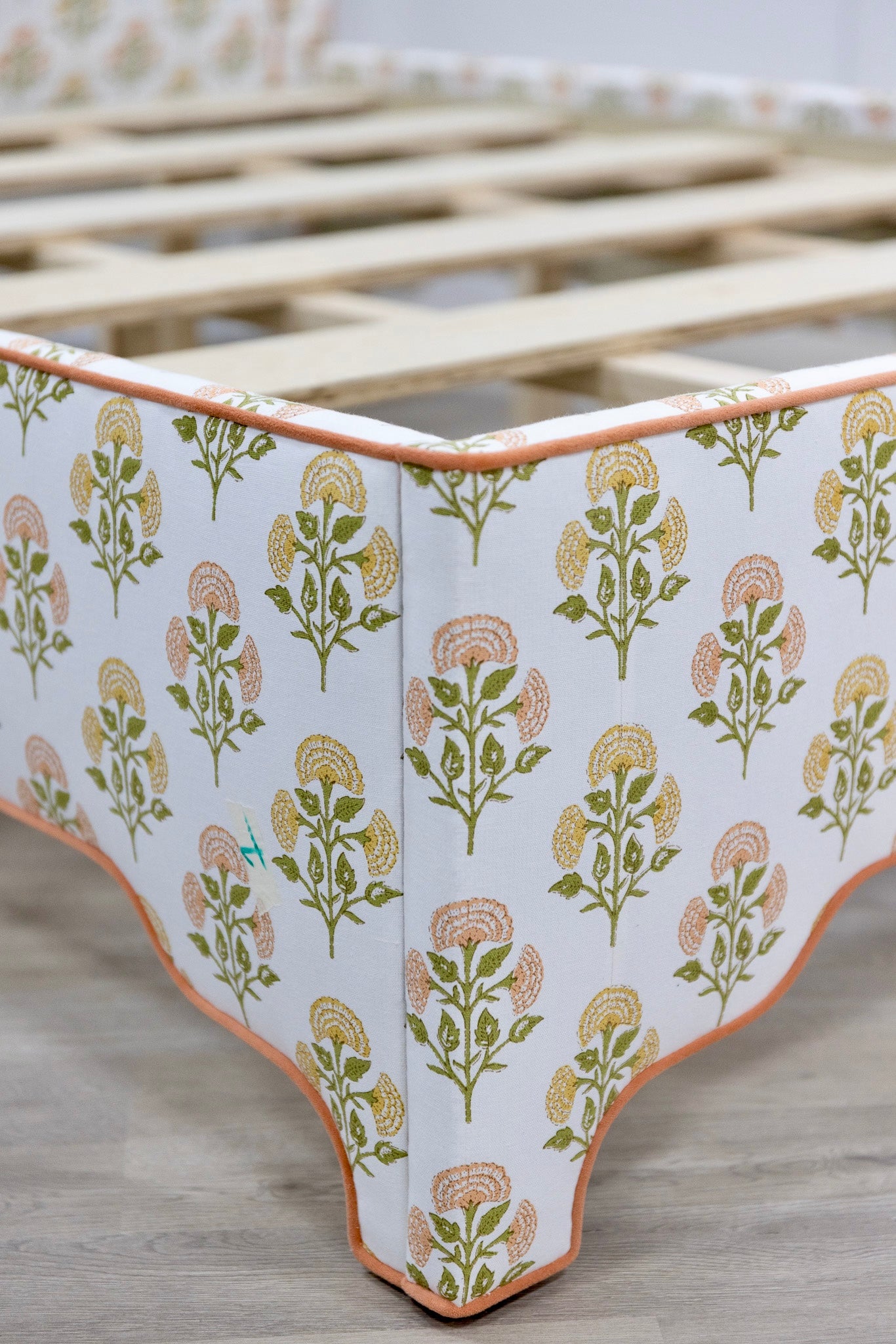 The Aliana Queen Bed - Scalloped Legs - FARAH CORAL/YELLOW - Papaya Trim