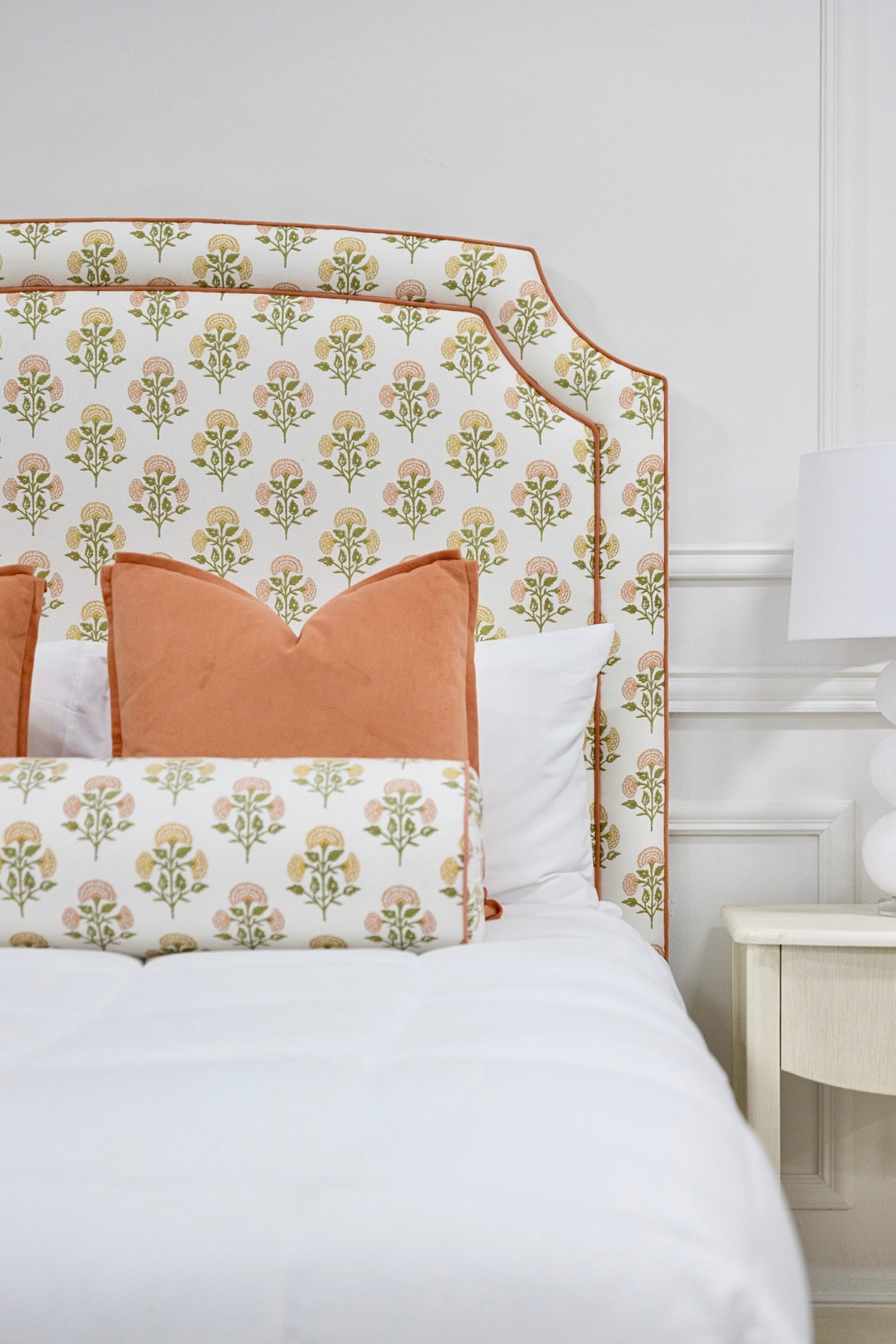 The Aliana Queen Bed - Scalloped Legs - FARAH CORAL/YELLOW - Papaya Trim