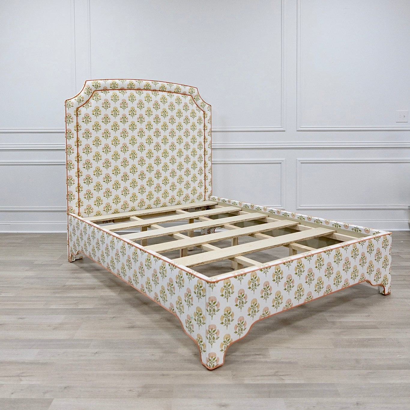 The Aliana Queen Bed - Scalloped Legs - FARAH CORAL/YELLOW - Papaya Trim
