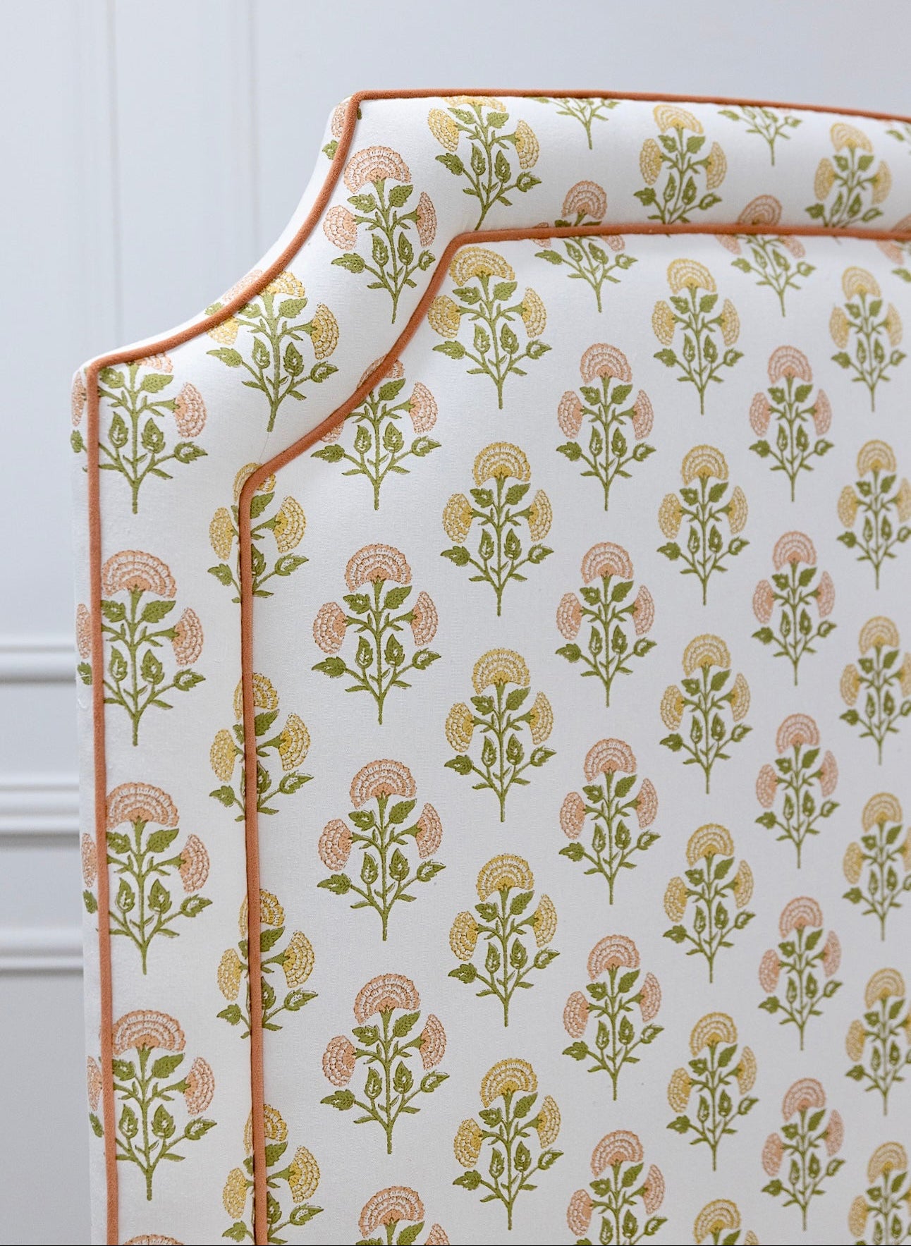 The Aliana Queen Bed - Scalloped Legs - FARAH CORAL/YELLOW - Papaya Trim
