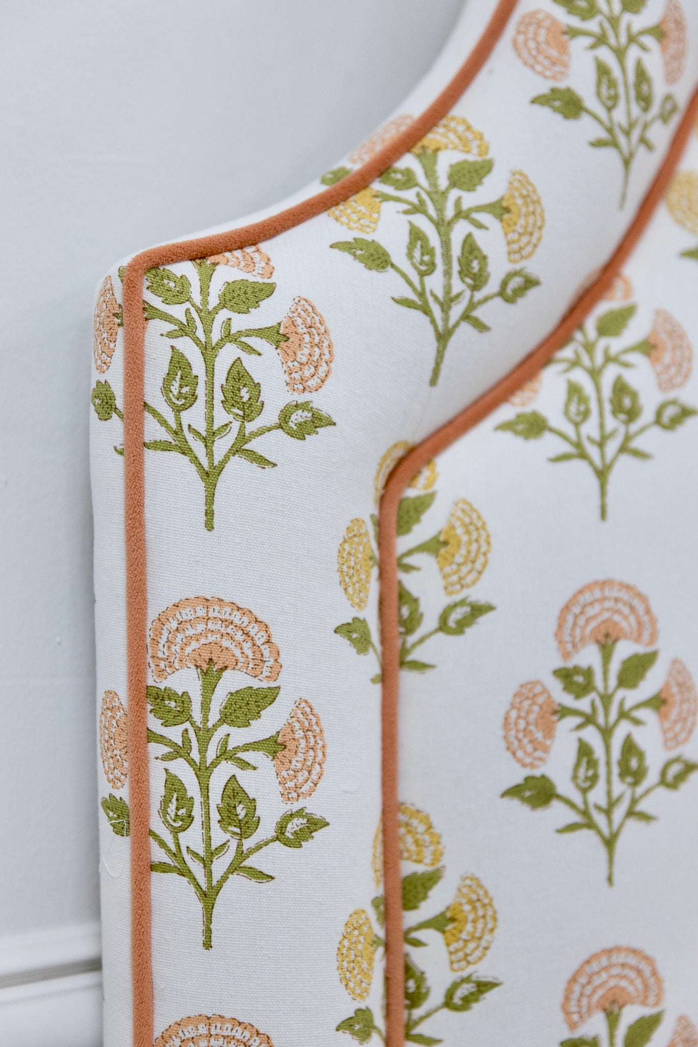 The Aliana Queen Bed - Scalloped Legs - FARAH CORAL/YELLOW - Papaya Trim