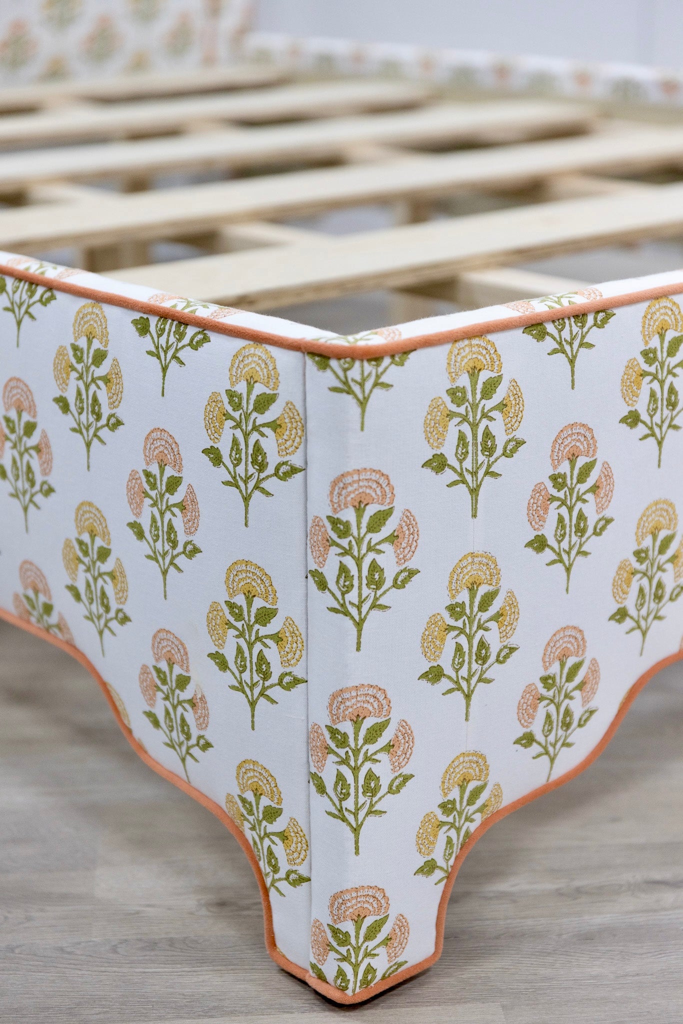 The Aliana Queen Bed - Scalloped Legs - FARAH CORAL/YELLOW - Papaya Trim