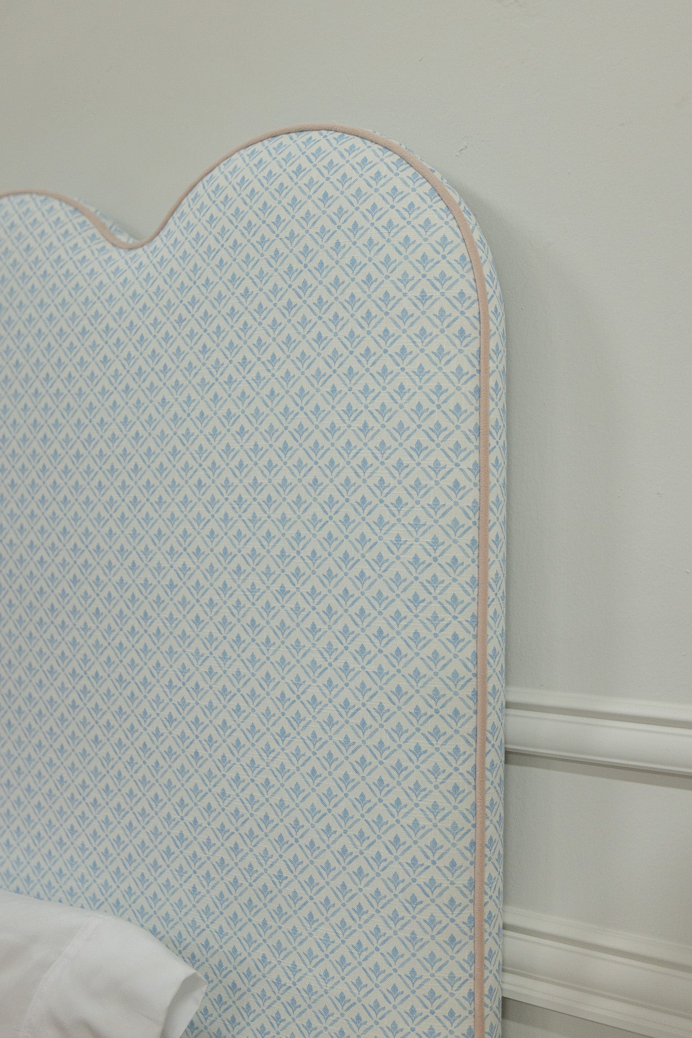 The Waverly Twin Bed - Pauline Cloudblue Fabric - Rose Pink Trim