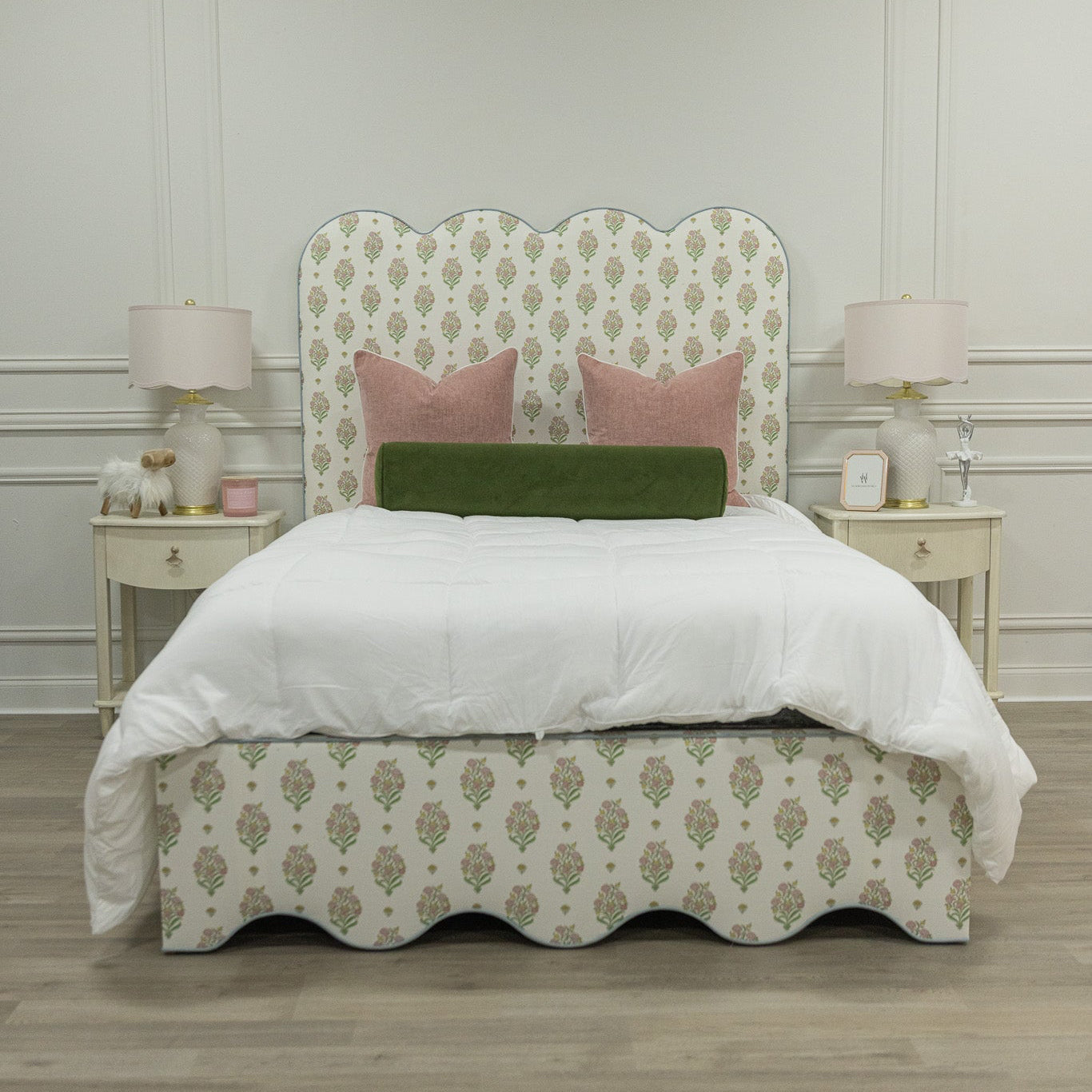 The Waverly Queen Bed - Scalloped Base