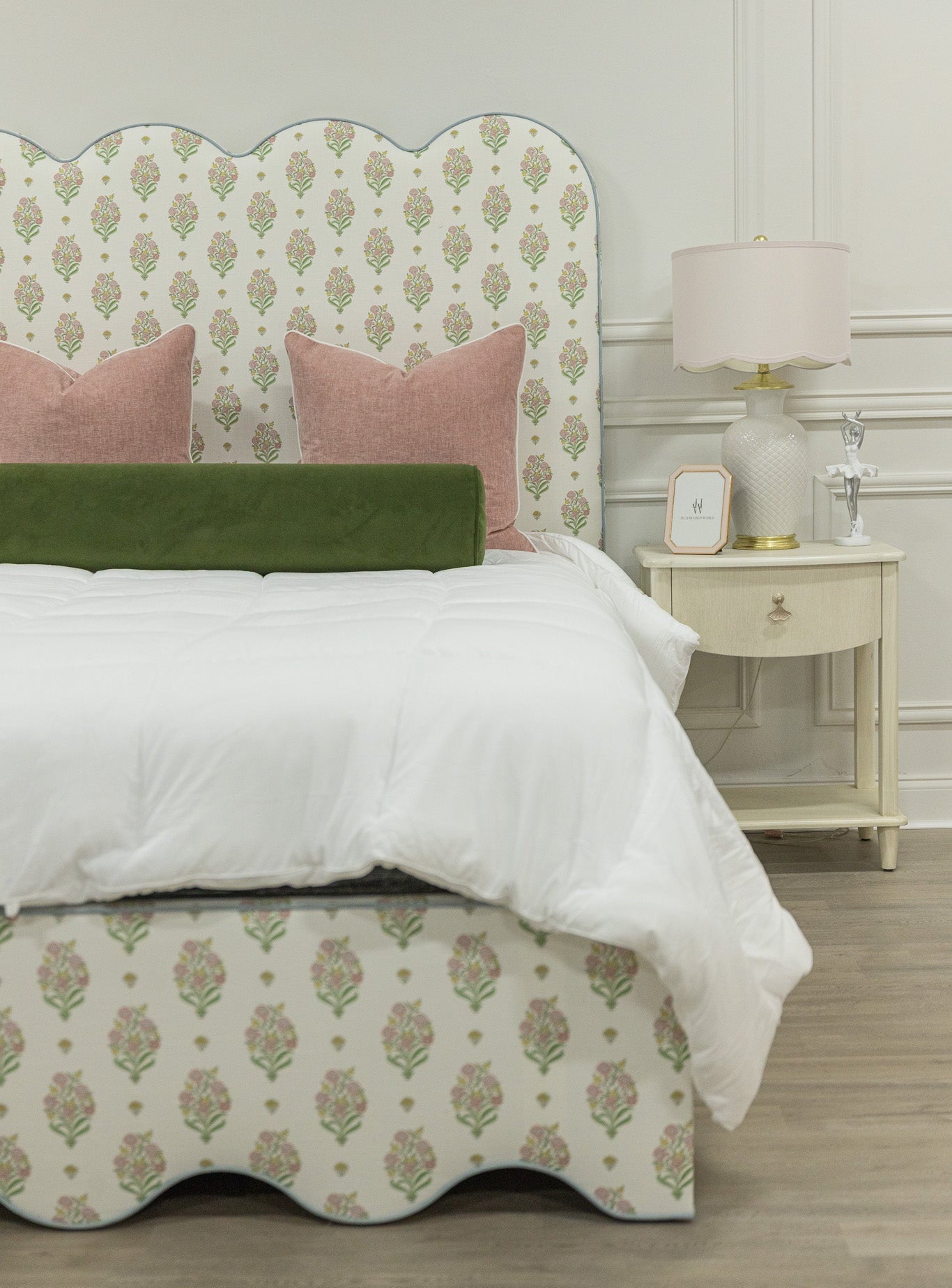The Waverly Queen Bed - Scalloped Base