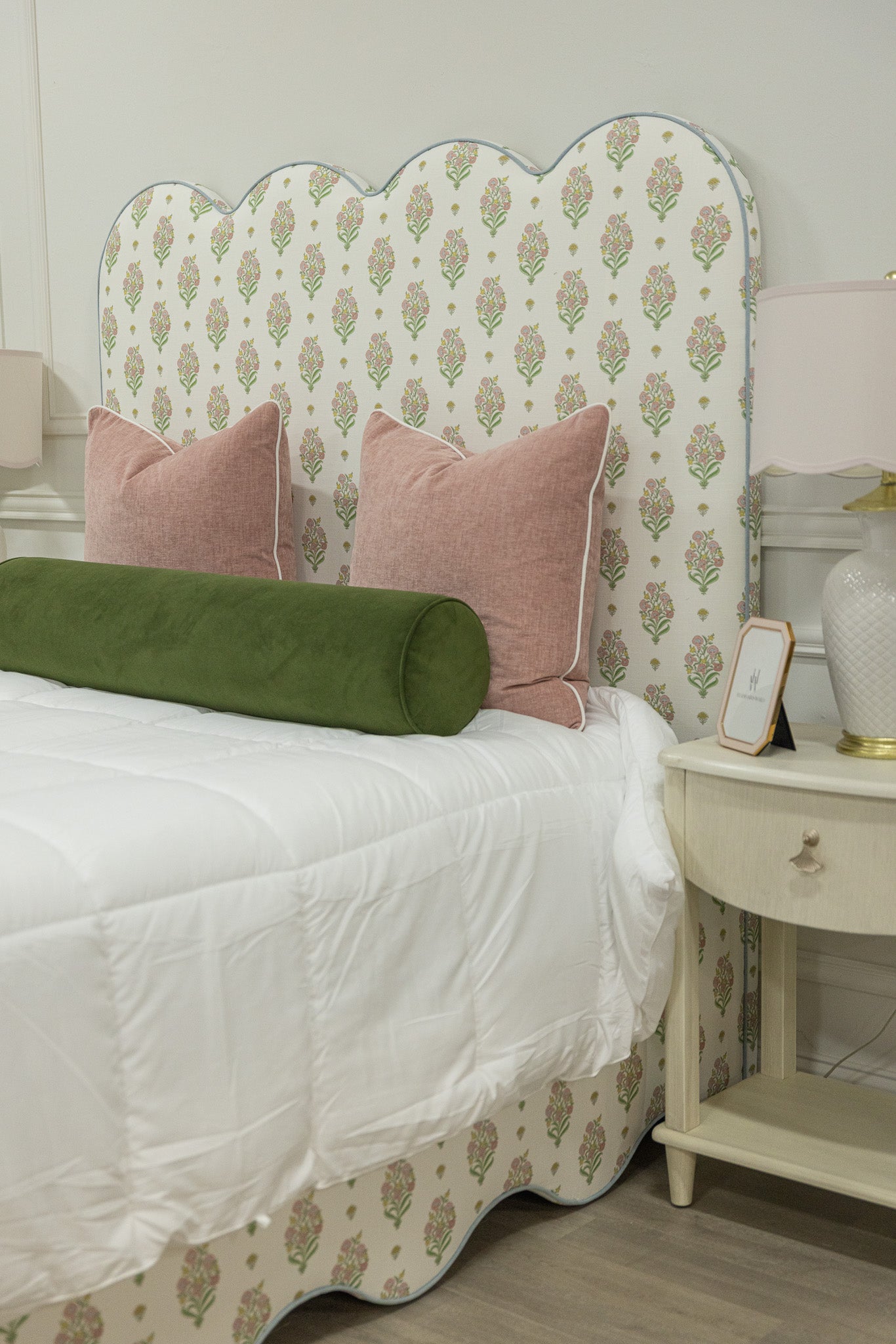 The Waverly Queen Bed - Scalloped Base