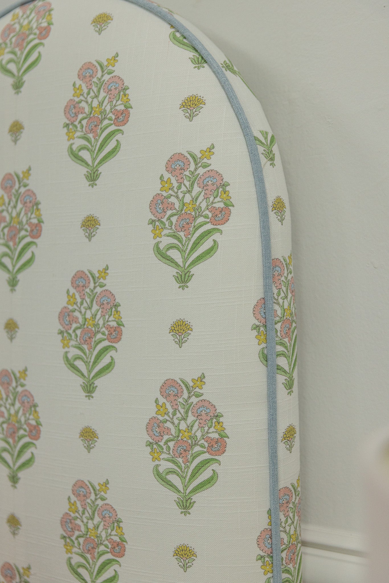 The Waverly Queen Bed - Scalloped Base