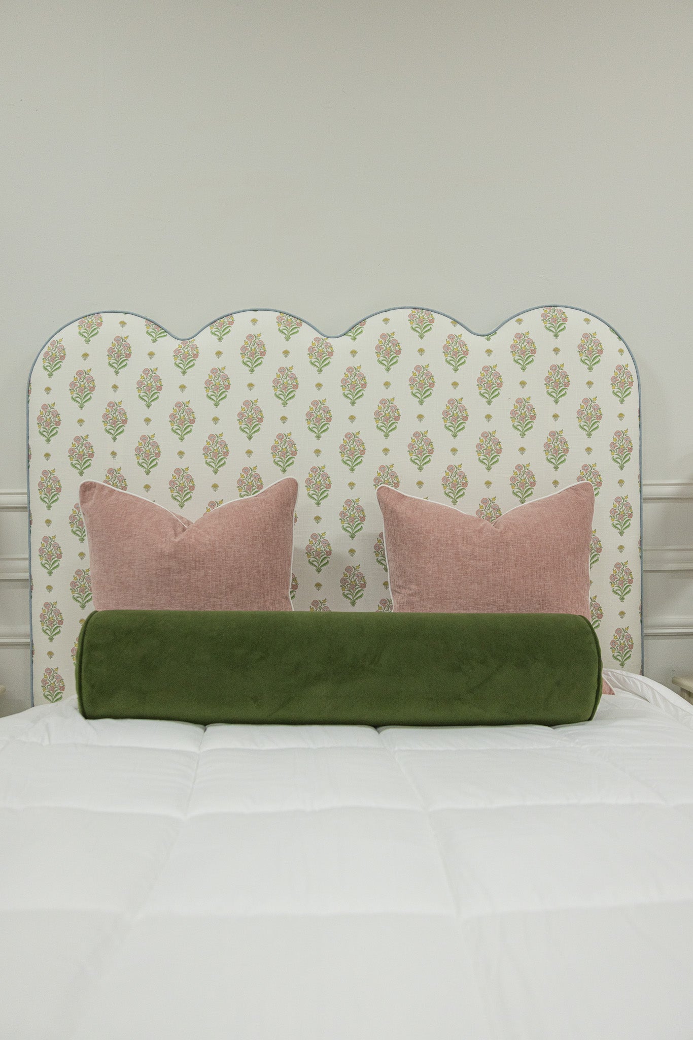 The Waverly Queen Bed - Scalloped Base