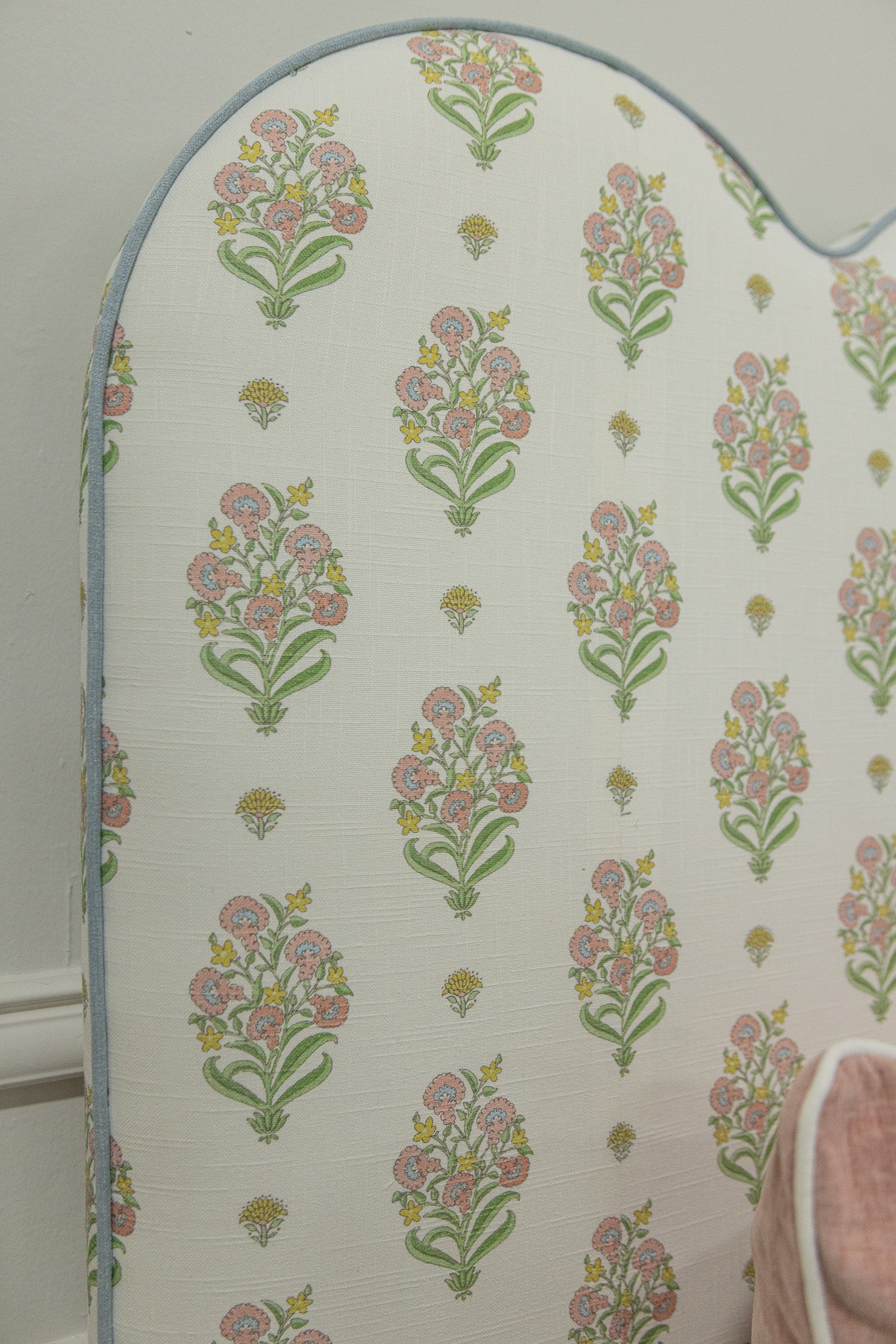The Waverly Queen Bed - Scalloped Base