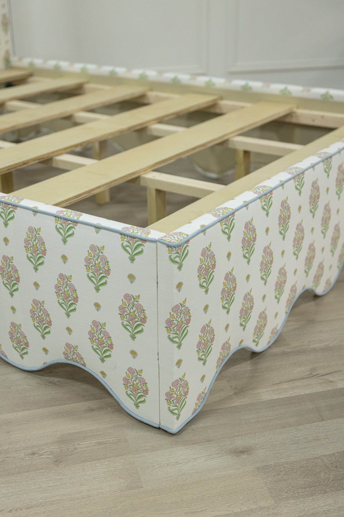 The Waverly Queen Bed - Scalloped Base