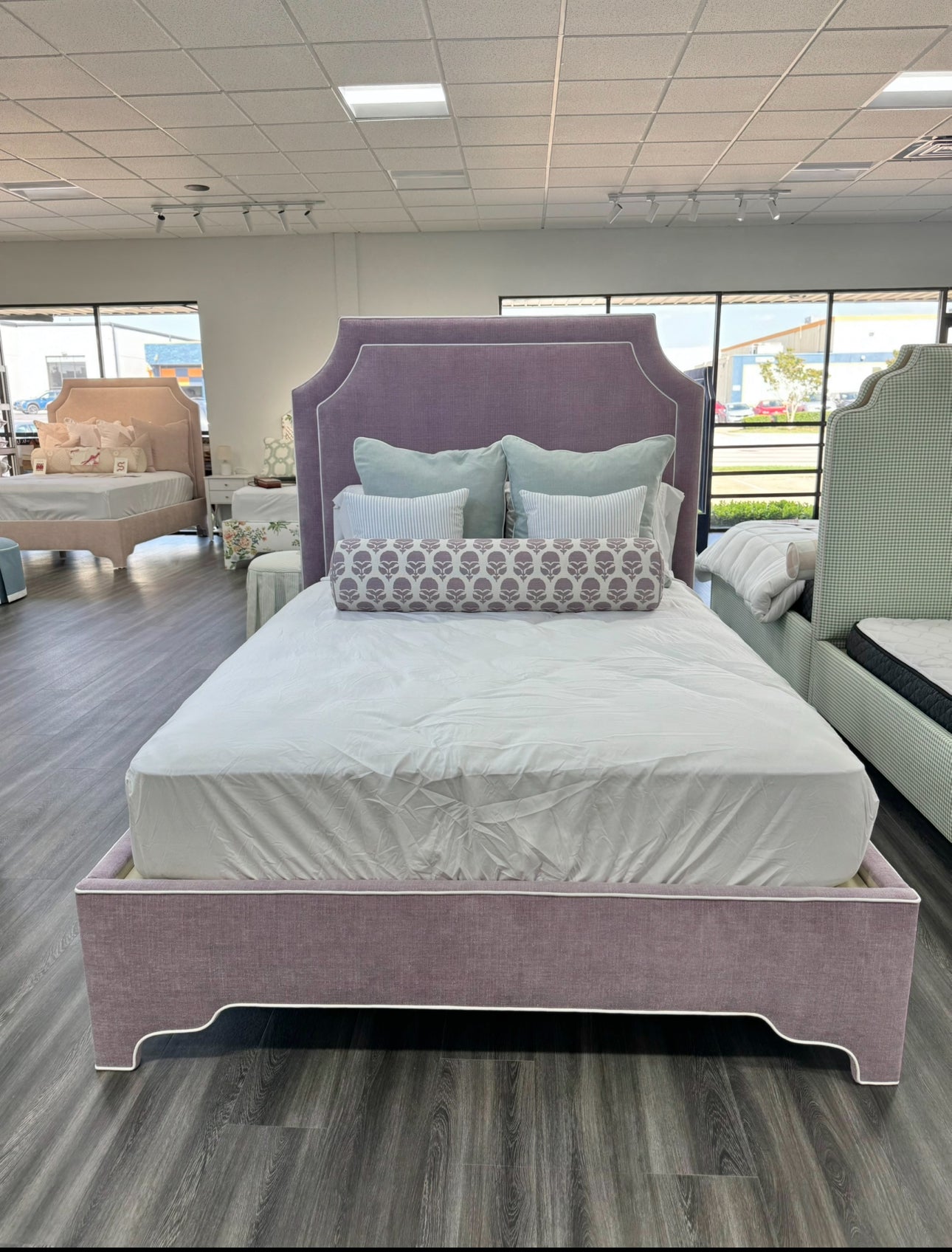 65”H Queen Scalloped Legs Platform Bed.&nbsp;