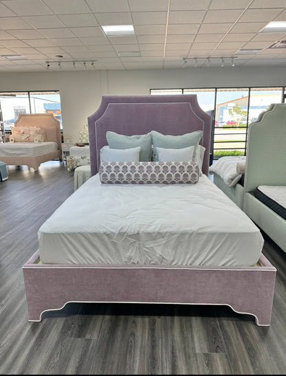 65”H Queen Scalloped Legs Platform Bed.&nbsp;