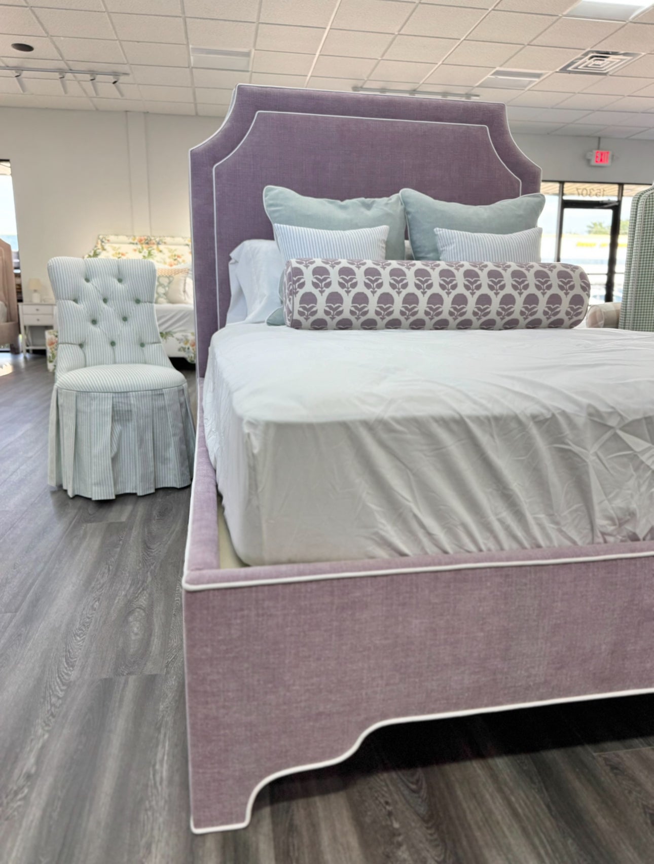 65”H Queen Scalloped Legs Platform Bed.&nbsp;