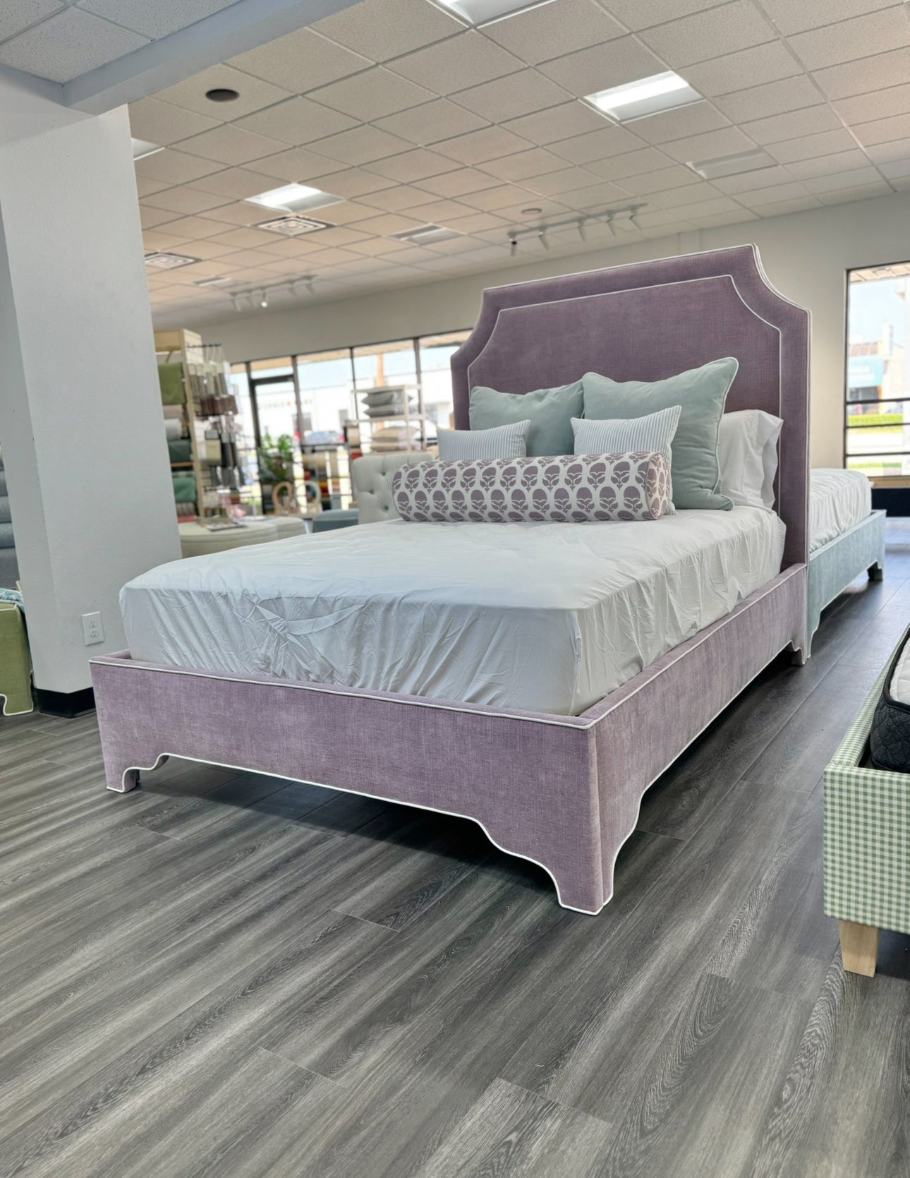 65”H Queen Scalloped Legs Platform Bed.&nbsp;