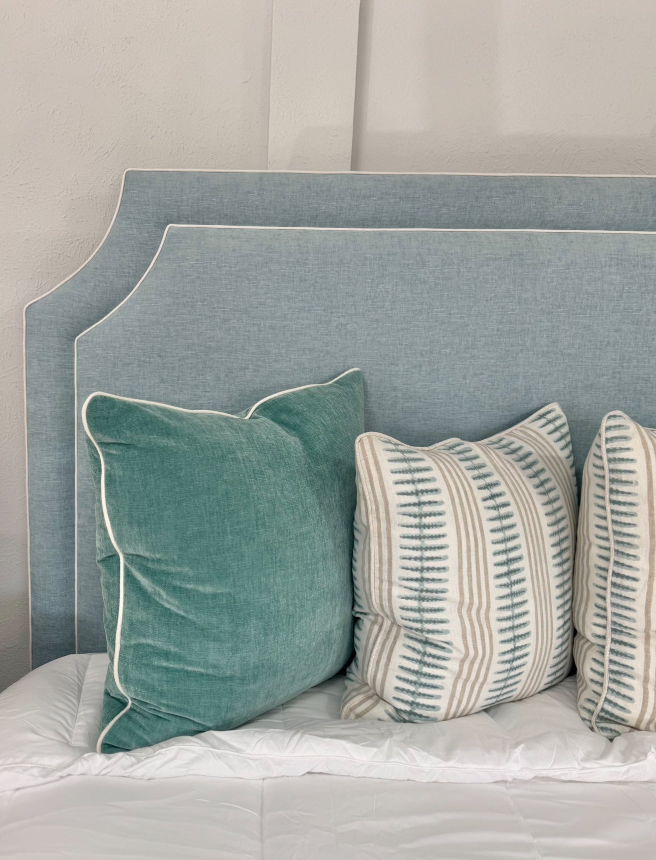 65"H King Scalloped Legs Platform Bed