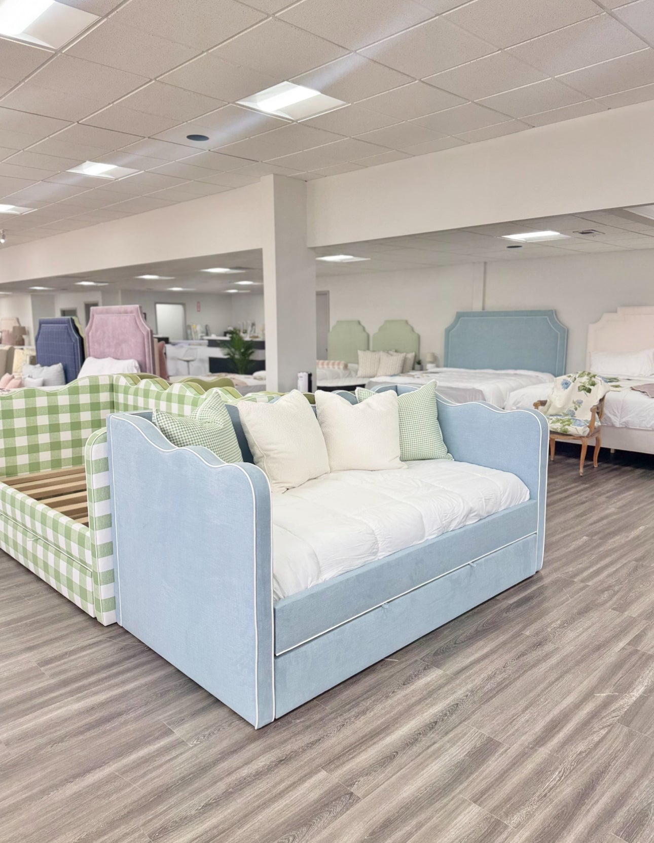Scalloped Twin Trundle Daybed