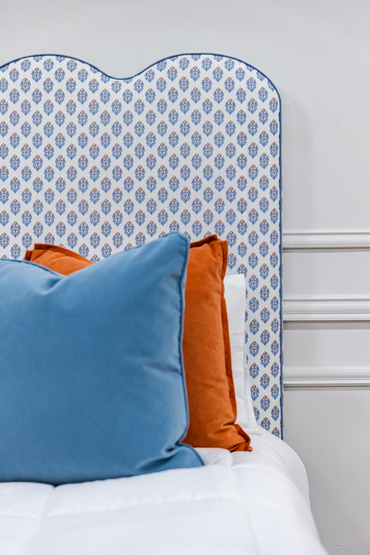 The Waverly Queen Bed - Scalloped Base Island Bloom Fabric - Ocean Blue Trim
