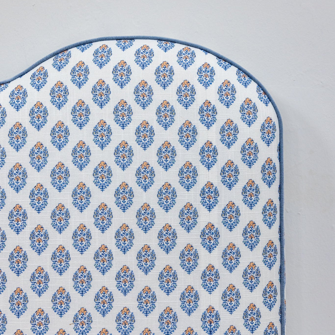 The Waverly Queen Bed - Scalloped Base Island Bloom Fabric - Ocean Blue Trim