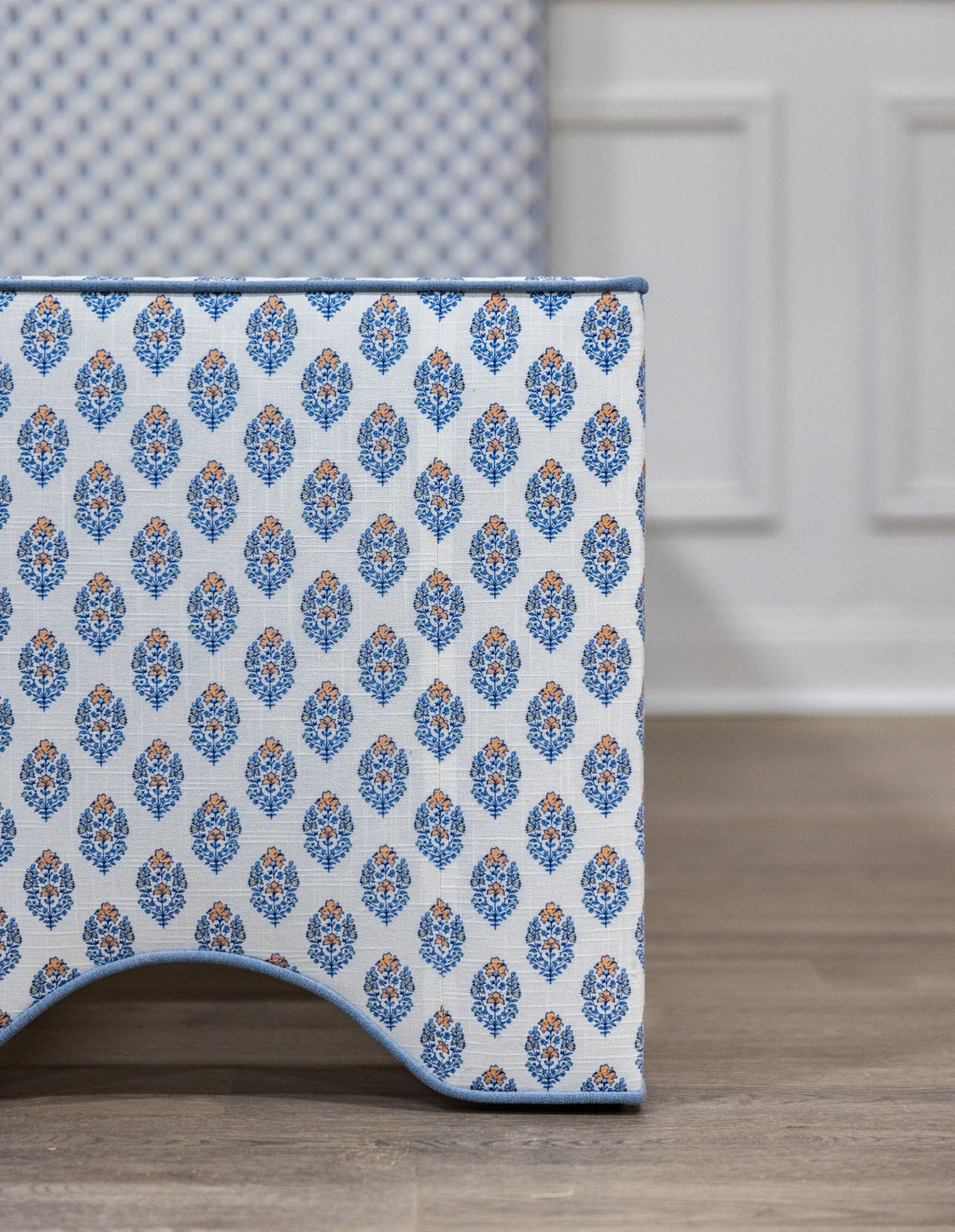 The Waverly Queen Bed - Scalloped Base Island Bloom Fabric - Ocean Blue Trim
